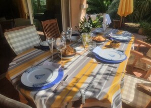 Outdoor dining - Villa Aurea- A 900 M DES Plages ET 5 MN Embarcadaire Porquerolles (Hyères)