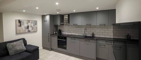 Kylskåp, mikrovågsugn, ugn och diskmaskin