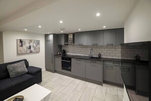 Réfrigérateur, micro-ondes, four, lave-vaisselle