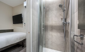Quarto casal básico | Banheiro | Produtos de toalete grátis