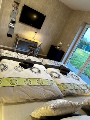 3 bedrooms, iron/ironing board, WiFi, bed sheets
