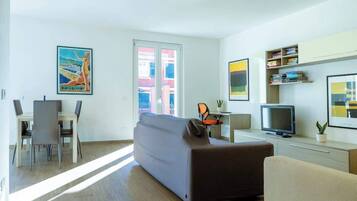 Fernseher, Bücher, Arbeitsbereiche