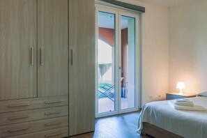 3 habitaciones, tabla de planchar con plancha y cuna de viaje 