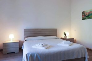 3 chambres, fer et planche à repasser, lit parapluie, Wi-Fi gratuit