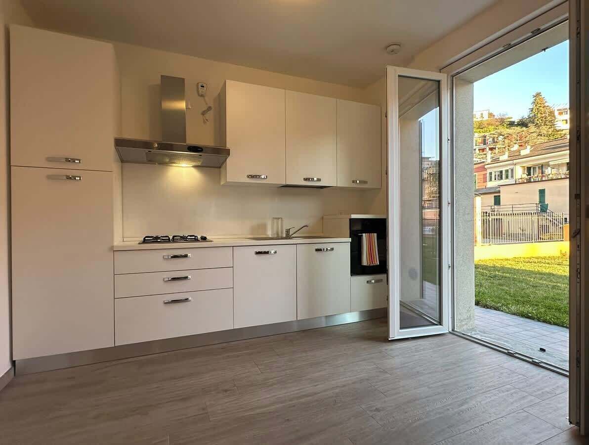 Fridge, oven, stovetop, coffee/tea maker