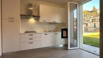 Fridge, oven, stovetop, coffee/tea maker