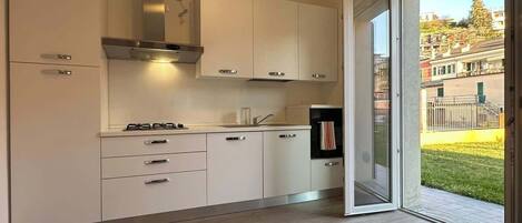 Réfrigérateur, four, plaque de cuisson, cafetiÚre/bouilloire