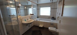 Haartrockner, Handtücher, Seife, Toilettenpapier