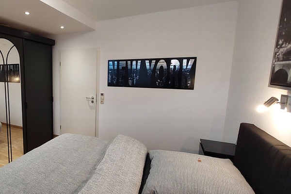 1 habitación, escritorio, tabla de planchar con plancha y cuna de viaje