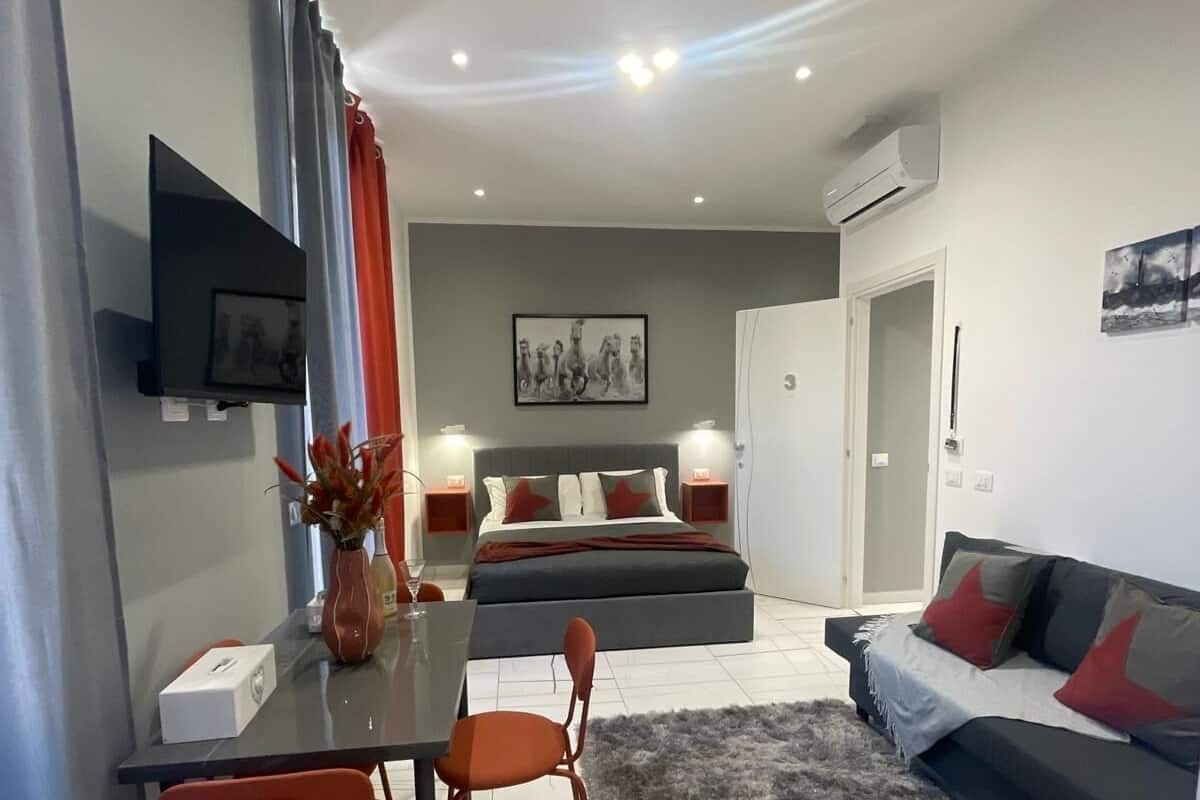 Kamar Quadruple | Seprai premium, selimut bulu angsa, meja kerja, dan Wi-Fi gratis
