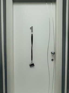 Dreibettzimmer | Hochwertige Bettwaren, Daunenbettdecken, Schreibtisch, kostenloses WLAN