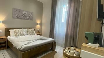 Huone | Ylelliset vuodevaatteet, untuvapeitot, työpöytä, ilmainen Wi-Fi