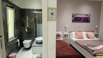 Camera tripla | Biancheria da letto di alta qualità, copriletto in piuma, una scrivania
