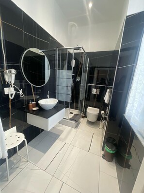 Chambre Quadruple | Salle de bain | Douche, douche à « effet pluie », articles de toilette gratuits