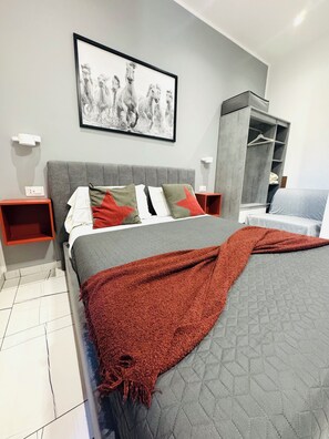 Vierbettzimmer | Hochwertige Bettwaren, Daunenbettdecken, Schreibtisch, kostenloses WLAN