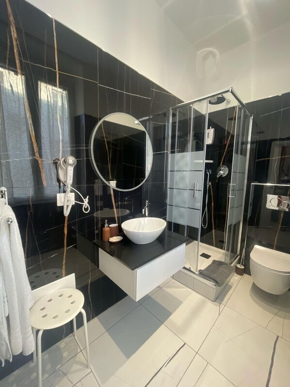 Chambre Quadruple | Salle de bain | Douche, douche à « effet pluie », articles de toilette gratuits