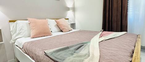 Habitación triple | Ropa de cama de alta calidad, edredón, escritorio y wifi gratis