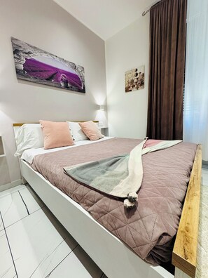 Driepersoonskamer | Luxe beddengoed, donsdekens, een bureau, gratis wifi