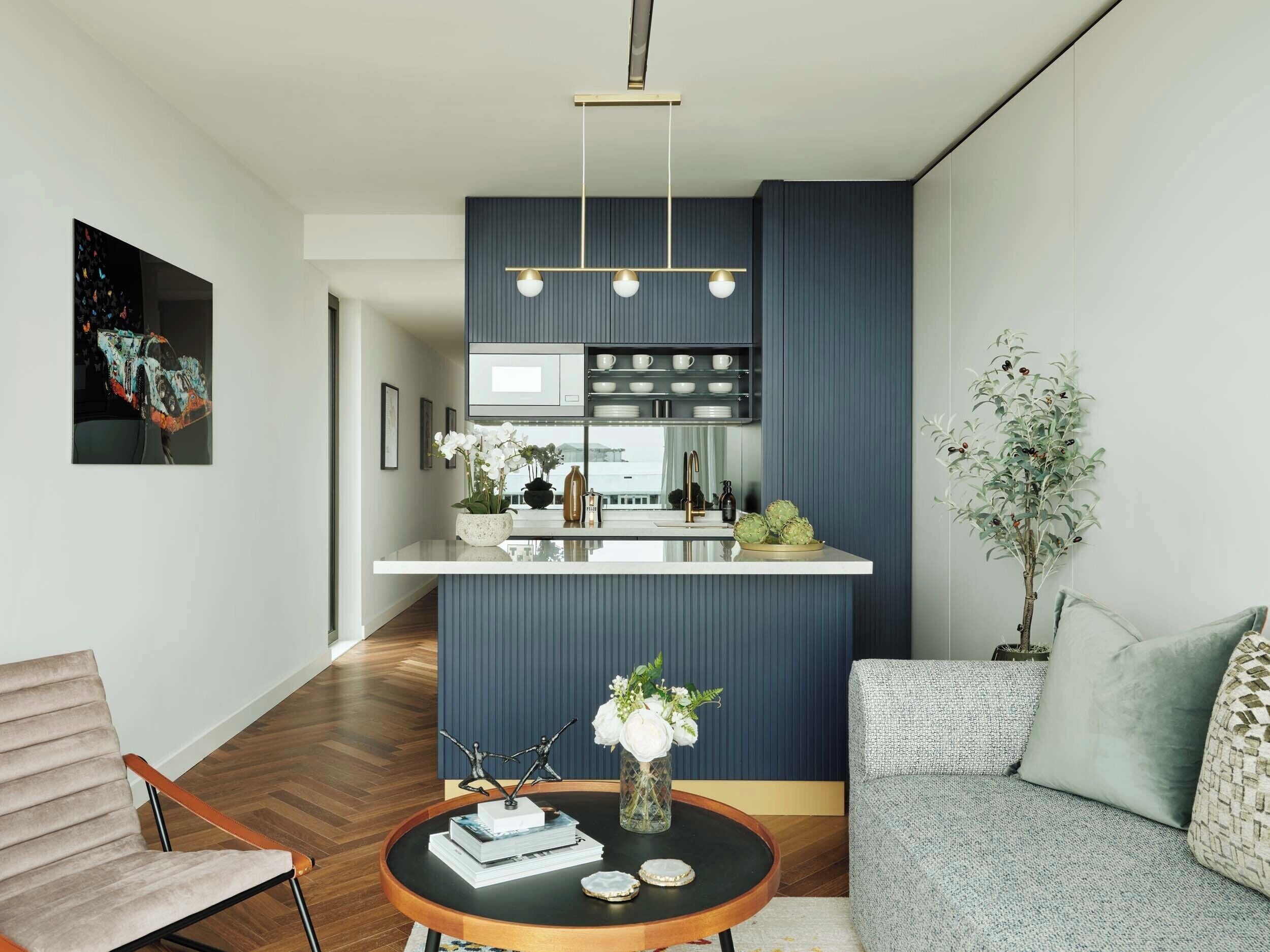 Departamento exclusivo, vista al resort | Área de sala de estar | Smart TV de 24 pulgadas con canales digitales 