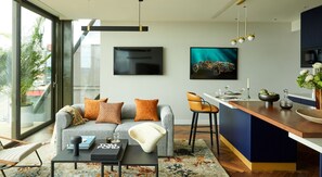 Leilighet – exclusive, resort-utsikt | Oppholdsområde | En 24-tommers smart-TV med digitale kanaler