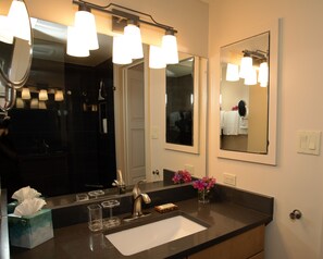 Dusche, Haartrockner, Handtücher