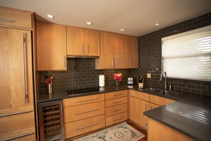 Een koelkast, een magnetron, een oven, een kookplaat