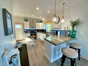 Kylskåp, mikrovågsugn, ugn och spishäll