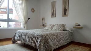 3 chambres, bureau, fer et planche à repasser, lit parapluie