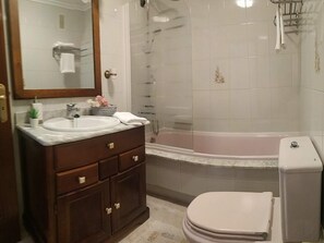 Hårtørrer, bidet, håndklæder, Sæbe