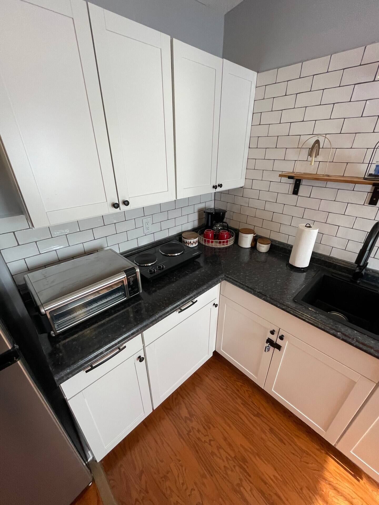 Refrigerador, microondas, parrilla de estufa y cafetera y tetera 