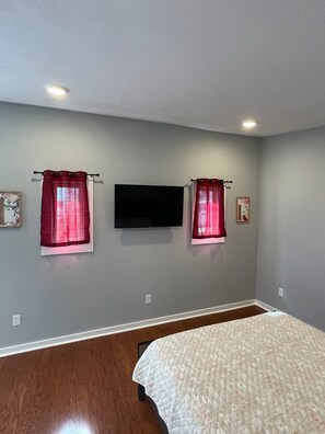 1 bedroom, WiFi, bed sheets - The Bloom Suite
(Hermann)