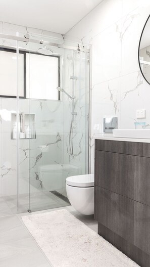 Dusche, Haartrockner, Handtücher, Seife
