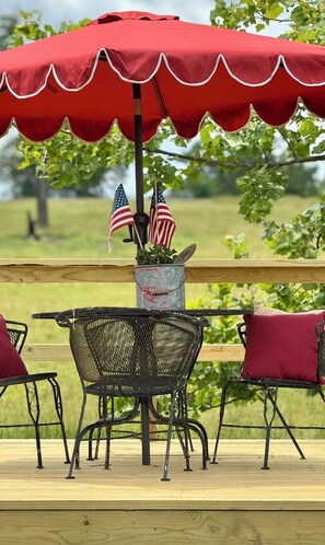 Outdoor dining - Flat Creek Cabin at Riverbend Farm in Evening Shade Arkansas (Poughkeepsie)