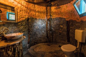 Panoramic Cottage, Lake View | Bathroom | Towels, soap, shampoo, toilet paper - Viewtopia - The Secret Land  (Poieni)