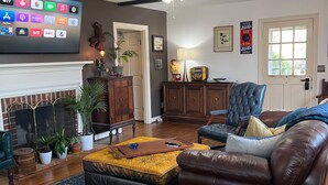 Smart TV, books, printers - Wine Country Cottage in charming Charlottesville / Ivy VA - WiFi AC Pets Welcome (Charlottesville)