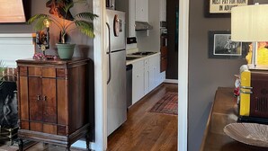 Coffee/tea maker, fridge, microwave, oven - Wine Country Cottage in charming Charlottesville / Ivy VA - WiFi AC Pets Welcome (Charlottesville)