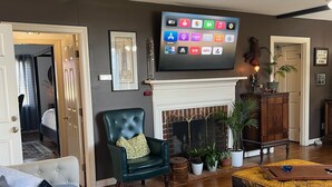 1 bedroom, desk, iron/ironing board, WiFi - Wine Country Cottage in charming Charlottesville / Ivy VA - WiFi AC Pets Welcome (Charlottesville)