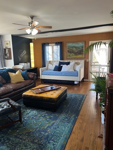 Wine Country Cottage in charming Charlottesville / Ivy VA - WiFi AC Pets Welcome