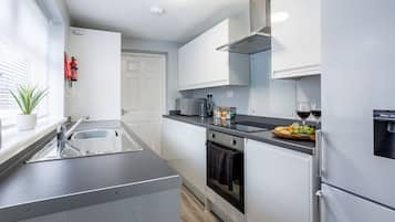 Departamento | Cocina privada | Refrigerador, microondas, horno y parrilla de estufa