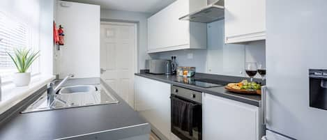 House | Private kitchen | Fridge, microwave, oven, stovetop