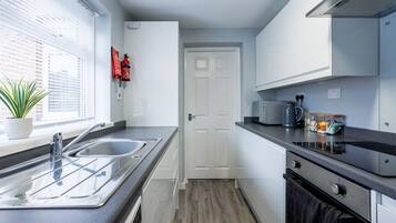 Departamento | Cocina privada | Refrigerador, microondas, horno y parrilla de estufa