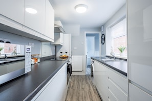 Apartamento | Cozinha privada | Geladeira, micro-ondas, fogão, cooktop