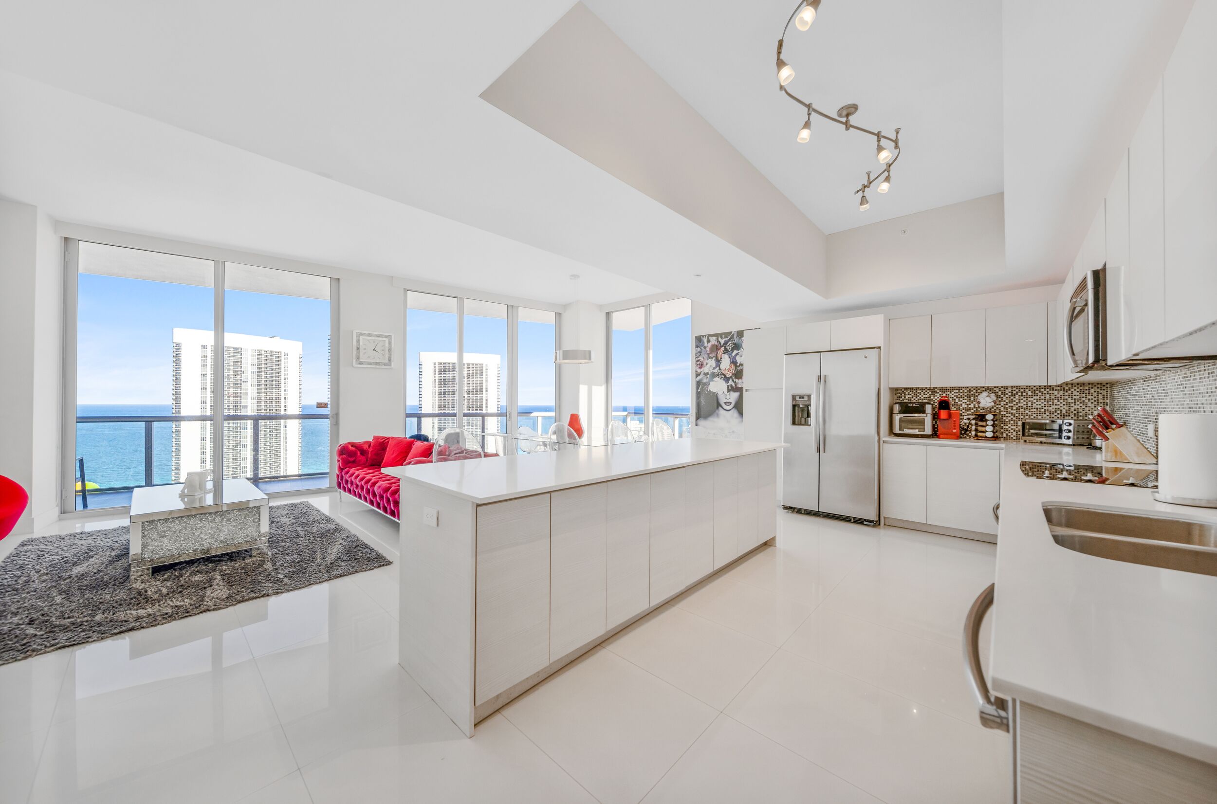 Frigorifero, microonde, forno, piano cottura