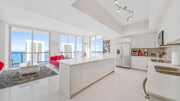 Frigorifero, microonde, forno, piano cottura