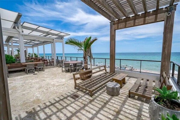 屋外ダイニングエリア