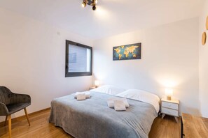 3 chambres, fer et planche à repasser, Wi-Fi, draps fournis