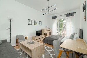 Studiolejlighed - balkon | Skrivebord, sengetøj