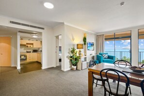 House, Accessible - Rustic Sunset Horizon Oceanview Balcony Dining (Darwin)