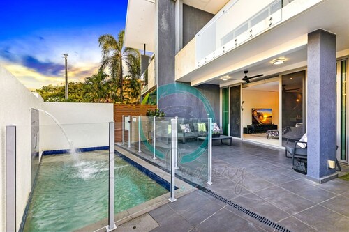 Luxurious Cozy Retreat Pool Office Parking