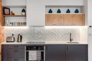 Oven, stovetop - Crashpads Shoreditch Clerkenwell Loft. Large 2 bedroom apartment Central London. (London)